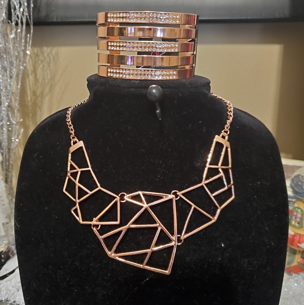 Necklace and bracelet set